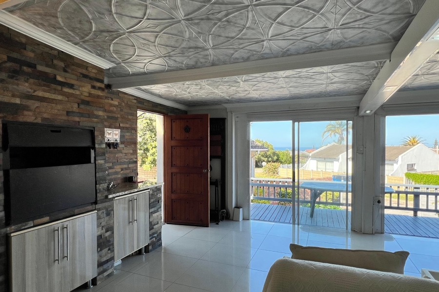 3 Bedroom Property for Sale in Wavecrest Eastern Cape